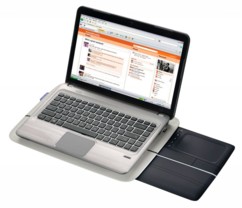 Support pour PC portable Touch Lapdesk N600 de la marque Logitech avec pavé tactilé déployé et ordinateur 16" allumé posé dessus