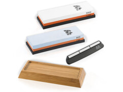 Pack de 2 pierres à aiguiser avec support en bambou, guide d'aiguisage et mode d'emploi en français de la marque Tokio Kitchenware