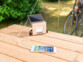 Projecteur à LED COB  et batterie d'appoint en train de charger un smartphone